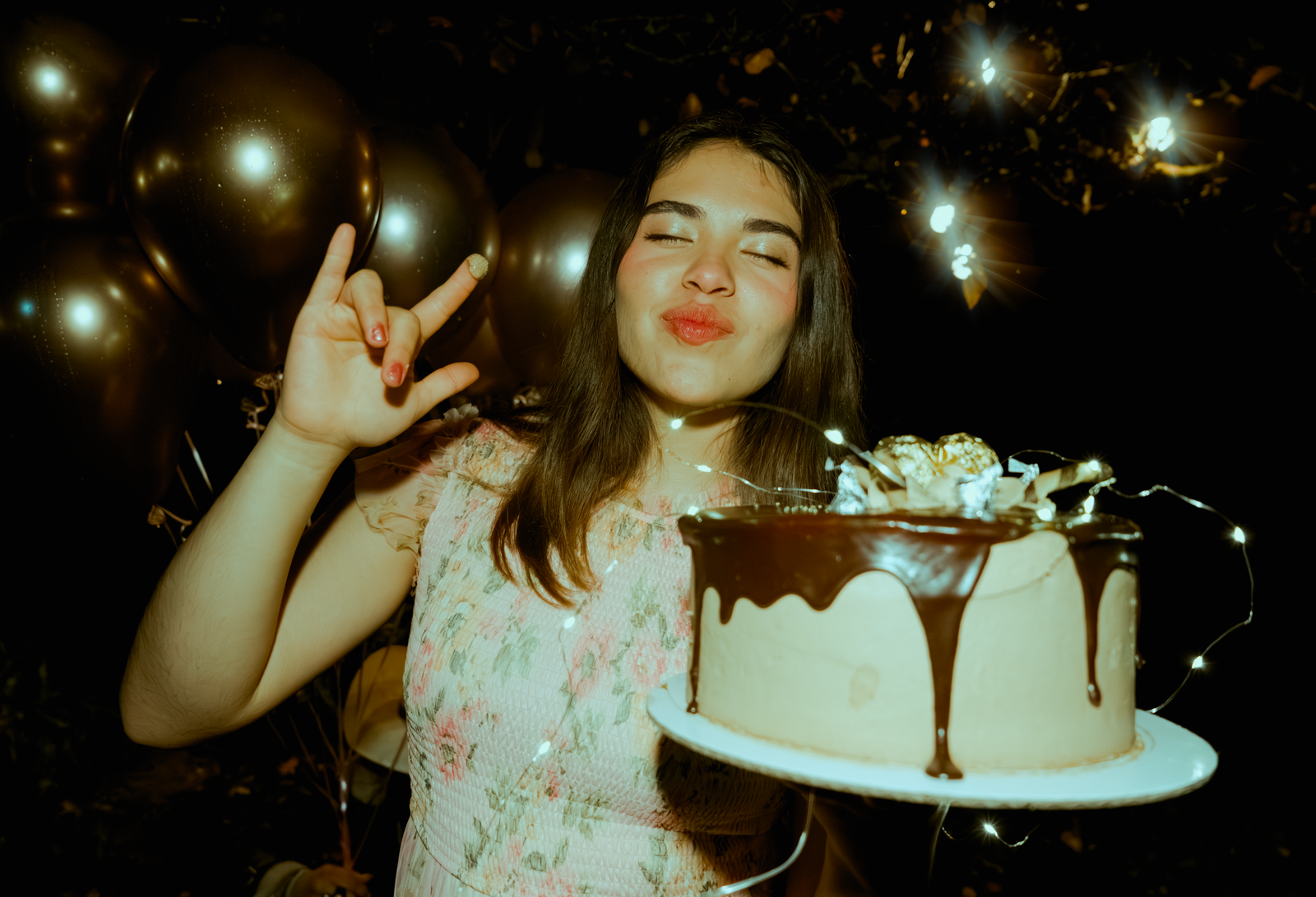 Frida con pastel de XV